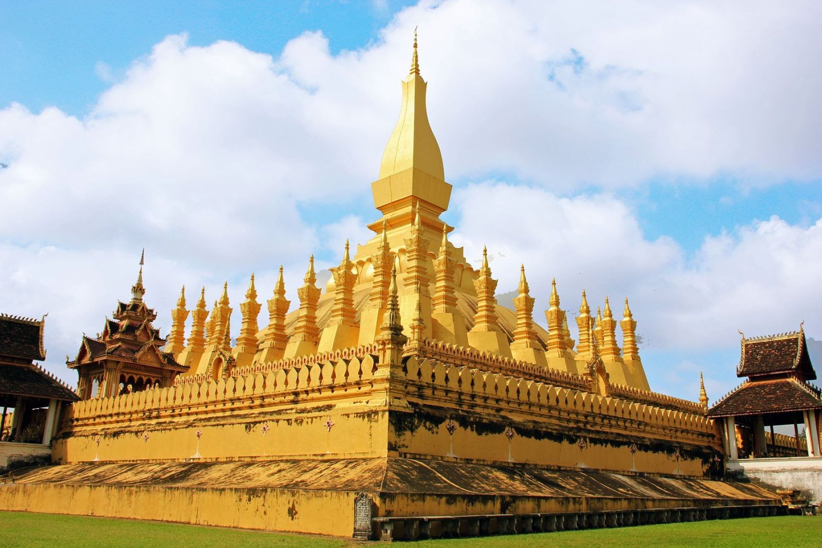 Pha That Luang ngôi chùa sắc vàng của Lào - Dịch Vụ Xin Visa Trọn Gói Uy Tín