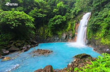 Khám phá dòng sông màu xanh lam bí ẩn ở Costa Rica